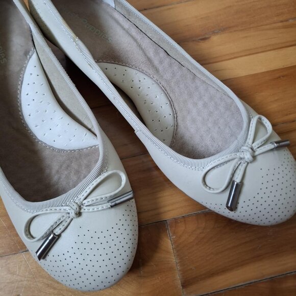 Hush Puppies Off White Leather Wedge, Size US 8M - Picture 9 of 11